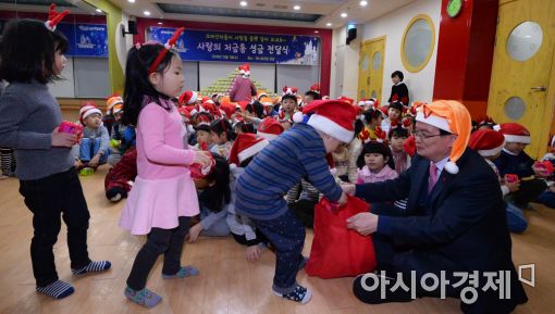 [포토]사랑의 저금통 성금 전달식