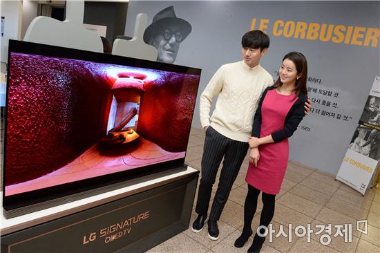 ▲서울 서초구 예술의 전당 한가람디자인 미술관에서 LG전자 모델들이 '르 코르뷔지에 특별전'에 전시된 LG 시그니처 올레드 TV를 소개하고 있다. (제공=LG전자)