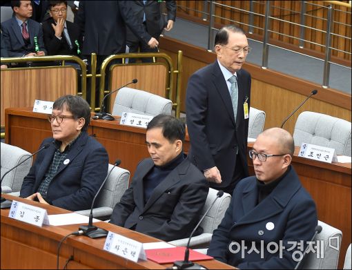 7일 최순실 국조특위 청문회장에 입장하는 김기춘 전 대통령 비서실장(뒷줄). 앞줄 왼쪽부터 송성각 전 한국콘텐츠진흥원장, 김종 문체부 전 2차관, 차은택 전 창조경제추진단장.