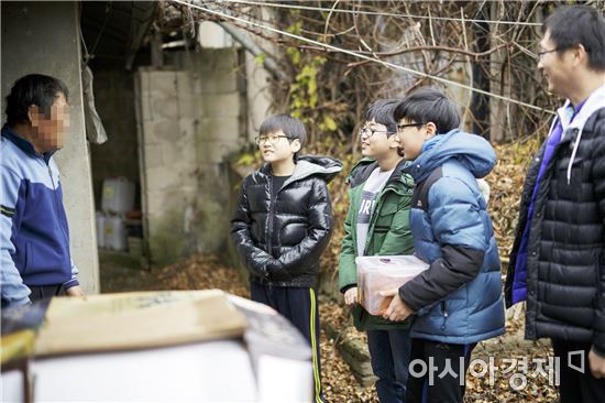 삼도초등학교 학생들이 인근 어르신을 찾아 직접 담근 김치를 전달했다. 학생들은 김장 나눔을 위해 그동안 학교 텃밭에서 배추 등 채소를 길러왔다.