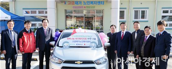 이날 기증식에서 강남경 전남농협 본부장(오른쪽에서 네번째), 신우철 완도군수(왼쪽에서 세번째), 정회영 전남사회복지공동모금회 사무처장이 참석했다.