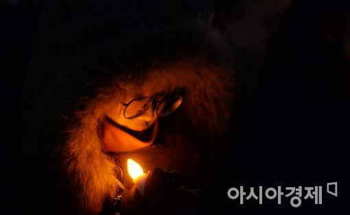 [포토]어둠 몰아내는 촛불