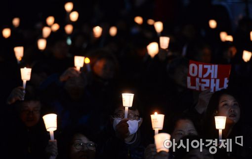 [포토]어둠 몰아내는 촛불