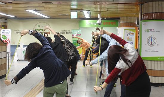 홍제전철역 건강나눔카페 스트레칭 체험
