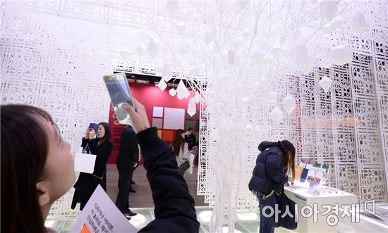 7일 서울 강남구 삼성동 코엑스에서 열린 '2016 서울 디자인 페스티벌'에 방문한 시민들이 부스를 둘러보고 있다. 사진=문호남 인턴기자