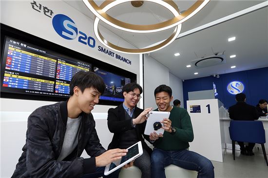 8일 서울 마포구 홍익대학교 인근 'S20 스마트브랜치'에서 대학생 고객이 태블릿을 통해 신한은행의 모바일 전문은행인 써니뱅크(SunnyBank)를 체험하고 있다. (사진 : 신한은행)