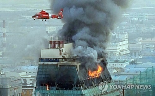 김해 중학생들 불장난에 15층짜리 상가건물 3개 층 모조리 불타