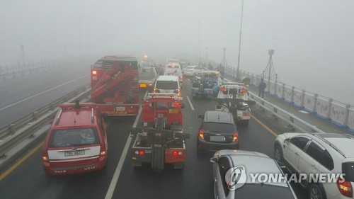 나주대교 안개 속 14중 추돌사고…10여 명 부상