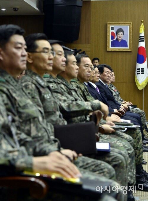 각군 사관학교를 비롯한 각 부대 지휘부 사무실에는 박 대통령의 사진이 그대로 걸린다. 