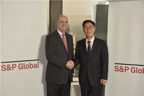 안상환 한국거래소 부이사장(오른쪽)과 알렉스 머튜어리 S&P CEO가 계약을 체결하고 악수를 나누고 있다.