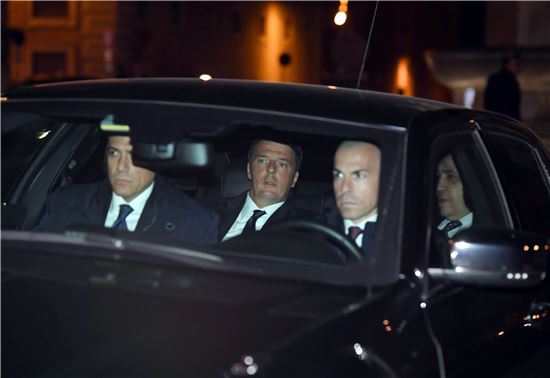 伊 은행권 위기설에 신용등급 전망 하향까지