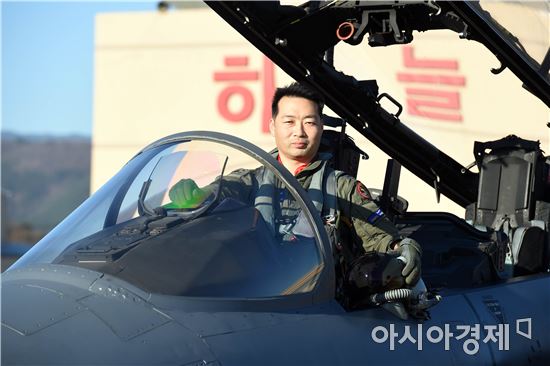어려서부터 비행기에 관심이 많아 전투기 조종사가 된 김학선 소령이 공군 최고의 명사수 '탑건(Top Gun)'의 자리에 올랐다.