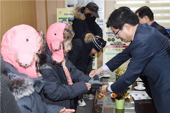 염태영 수원시장이 폐지줍는 노인들에게 방한복을 전달하고 있다. 