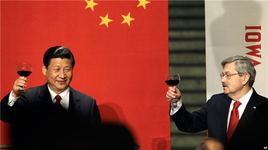시진핑 중국 국가주석(왼쪽)과 테리 브랜스테드 아이오와 주지사.<사진=AP>