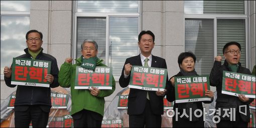 [포토]'탄핵구호' 외치는 김동철 비대위원장