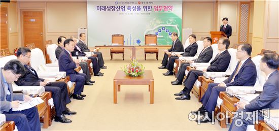 윤장현 광주시장, 미래성장산업 육성 위한 업무협약식 참석