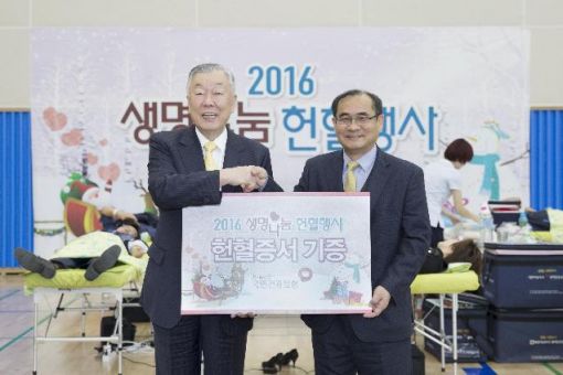 성상철 국민건강보험공단 이사장(왼쪽)이 8일 임직원이 기부한 헌혈증서 500장을 한국백혈병소아암협회에 기증하고 있다.