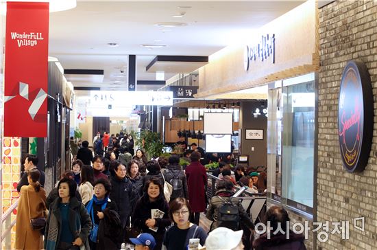 8일 그랜드오픈한 롯데몰 은평에 고객들이 붐비고 있다. 