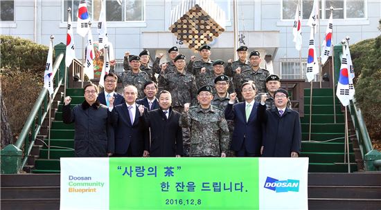 박정원 두산 회장, 국군장병 위한 ‘사랑의 차(茶)’ 전달