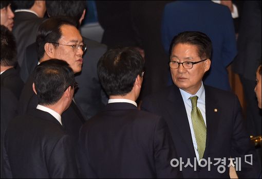 [포토]본회의장에서 만난 박지원·정진석