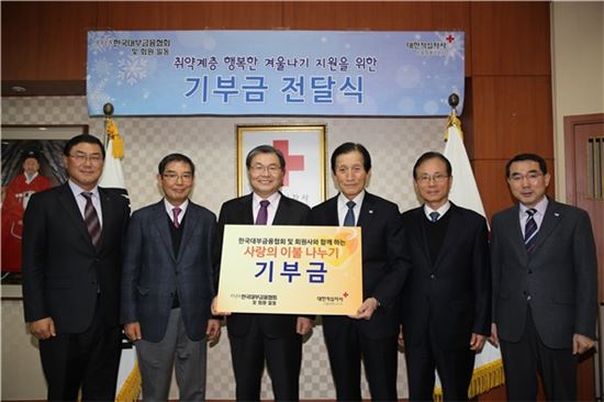 대부업계, 독거노인 위한 이불 800채 기부