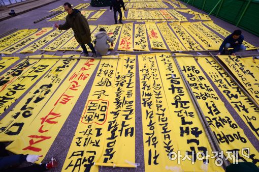 [탄핵까지 국회 포위]"정치권에 대한 불신으로 참여, 탄핵 가결 돼야"