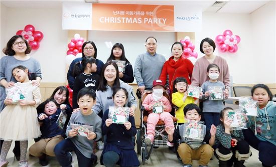 한화갤러리아는 7일 한국메이크어위시재단과 연계해 난치병 환아와 환아가족 22명을 초청해 특별한 크리스마스를 진행했다.