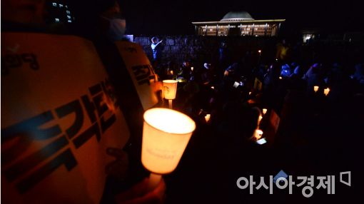 [포토]국회 앞 민심의 촛불 
