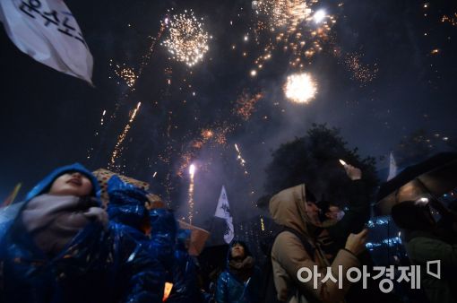 [포토]대통령 탄핵 촉구하는 폭죽