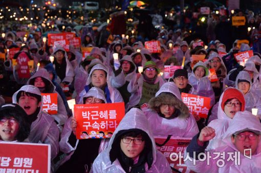 [탄핵까지 국회 포위]경찰 "집시법 위반" vs 주최 측 "신고한 곳"