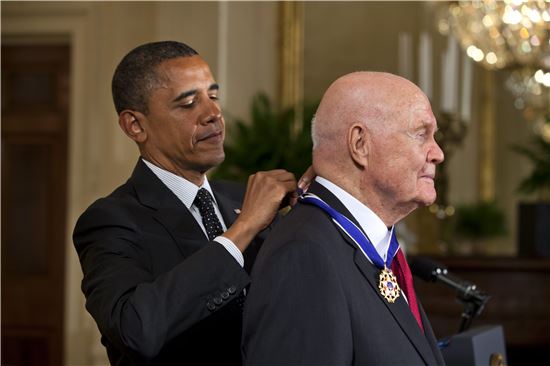 [포토]'美 최초 우주인' 글렌에게 자유메달 수여하는 오바마