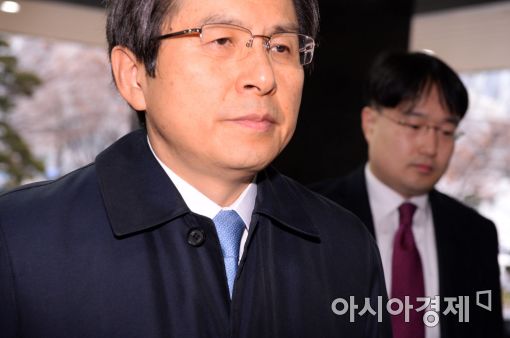 [포토]굳은 표정으로 출근하는 황교안 국무총리