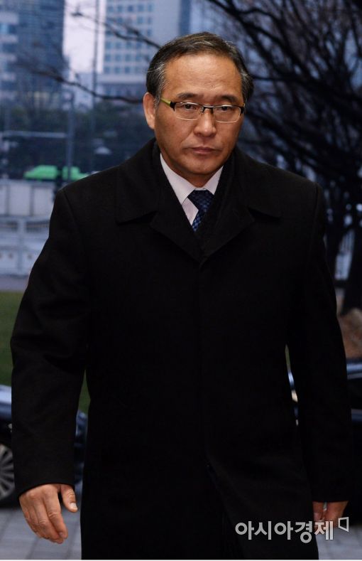[포토]탄핵 정국 속 출근하는 홍윤식 행정자치부 장관
