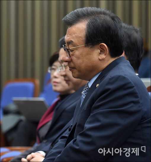 [포토]탄핵표결 앞두고 눈 감은 이정현 대표