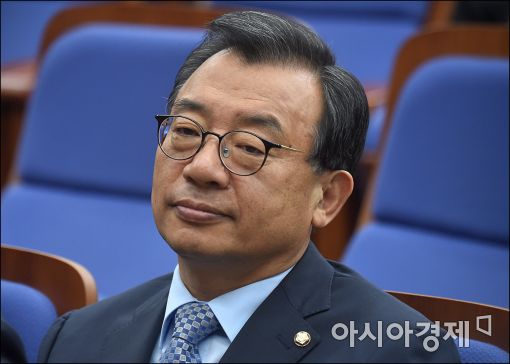 [포토]의원총회 참석한 이정현 대표