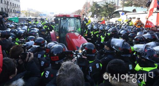[포토]국회대로, 트랙터가 막았나? 경찰이 막았나?