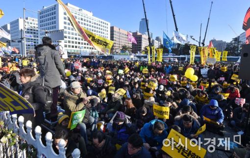 9일 오후 국회에서 탄핵소추안 표결이 이뤄지는 동안 찬성을 독려하는 시위대의 모습