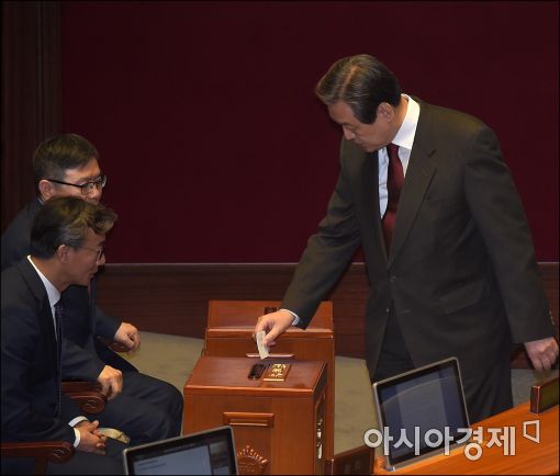 [포토]투표 마친 김무성 전 대표