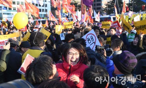 9일 서울 영등포구 국회의사당 앞에서 시민들이 박근혜 대통령에 대한 탄핵소추안 가결 소식을 듣고 환호하고 있다. (사진=백소아 기자)
