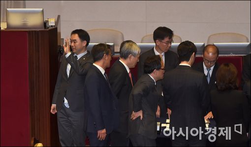 [포토]탄핵가결 수신호
