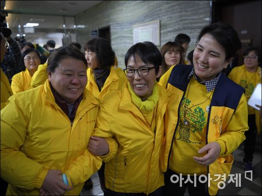 9일 오후 박근혜 대통령 탄핵소추안 가결 직후 방청석에 앉아있던 세월호 참사 유족들이 본회의장을 나서고 있다. 