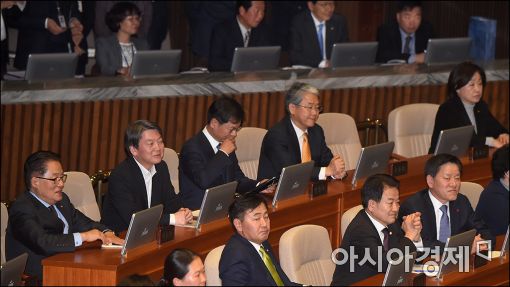 9일 오후 박근혜 대통령 탄핵소추안 의결 직후 국민의당 의석의 모습