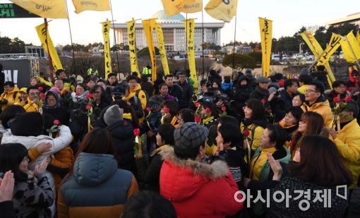 [포토]시민들의 박수받는 세월호 유가족 
