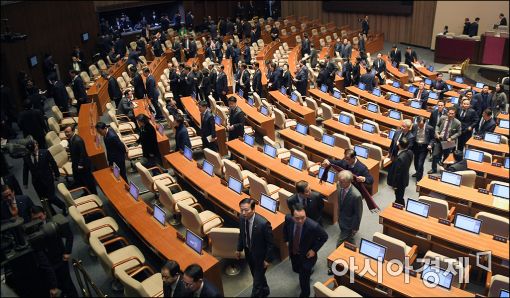 9일 박근혜 대통령에 대한 탄핵소추안이 가결된 직후 새누리당 의원들이 국회 본회의장을 나서고 있다.(사진=윤동주 기자 @doso7)