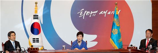 박근혜 대통령이 9일 탄핵안 가결 직후 국무위원들과 간담회를 갖고 모두발언을 하고 있다. <사진제공: 연합뉴스>