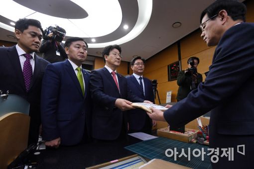[포토]권성동 법사위원장, 탄핵소추의결서 헌재에 전달