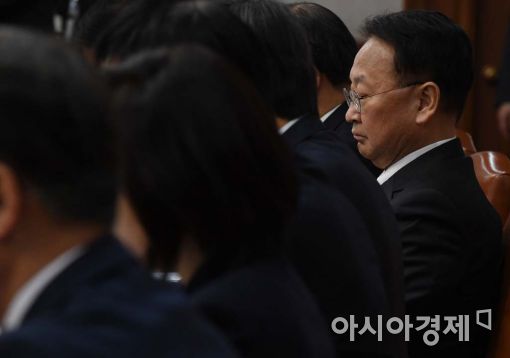 [포토]심각한 표정의 유일호 경제부총리