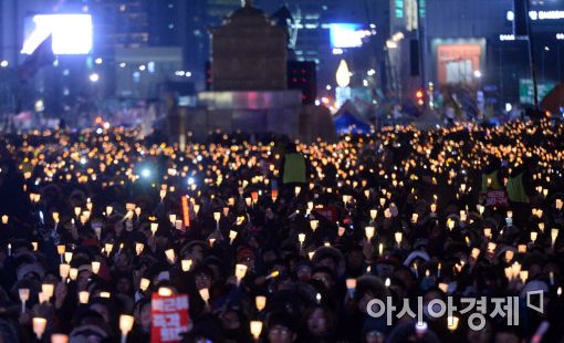 지난 10일 서울 광화문광장에서 열린 7차 집회에 참석한 시민들이 촛불을 밝히고 있다.