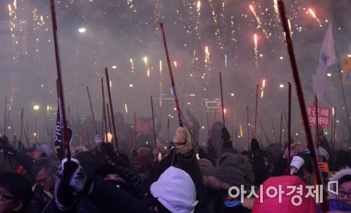 [7차 촛불집회]식지않은 촛불 혁명…전국 104만명 '탄핵 자축·朴 즉각 퇴진' 촉구(종합)