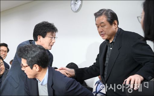 [포토]악수 나누는 김무성·유승민